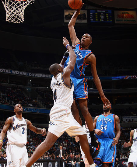 球员伤病频繁因赛程？NBA：场次没啥变化，球员受伤创新低（伤病潮归咎赛程？NBA称场次稳定，球员受伤率创历史新低）