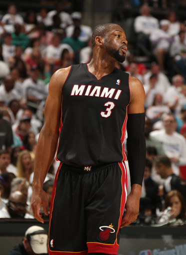 汪士钦熊猫杯首轮解围失误致丢球，末轮报复性动作染红（熊猫杯：汪士钦首战解围失误送丢球，末轮报复动作被红牌罚下）