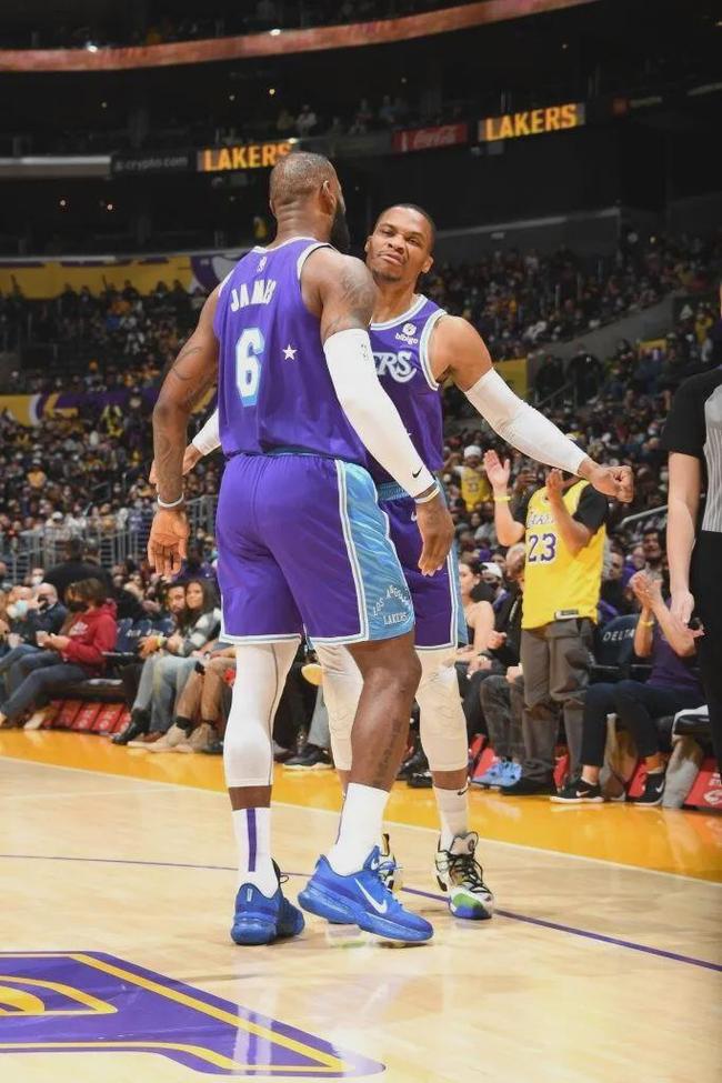 莫斯克拉在对阵小蜜蜂的比赛中伤退，阿森纳后防3人受伤（对阵小蜜蜂莫斯克拉伤退，阿森纳后防三将受伤）