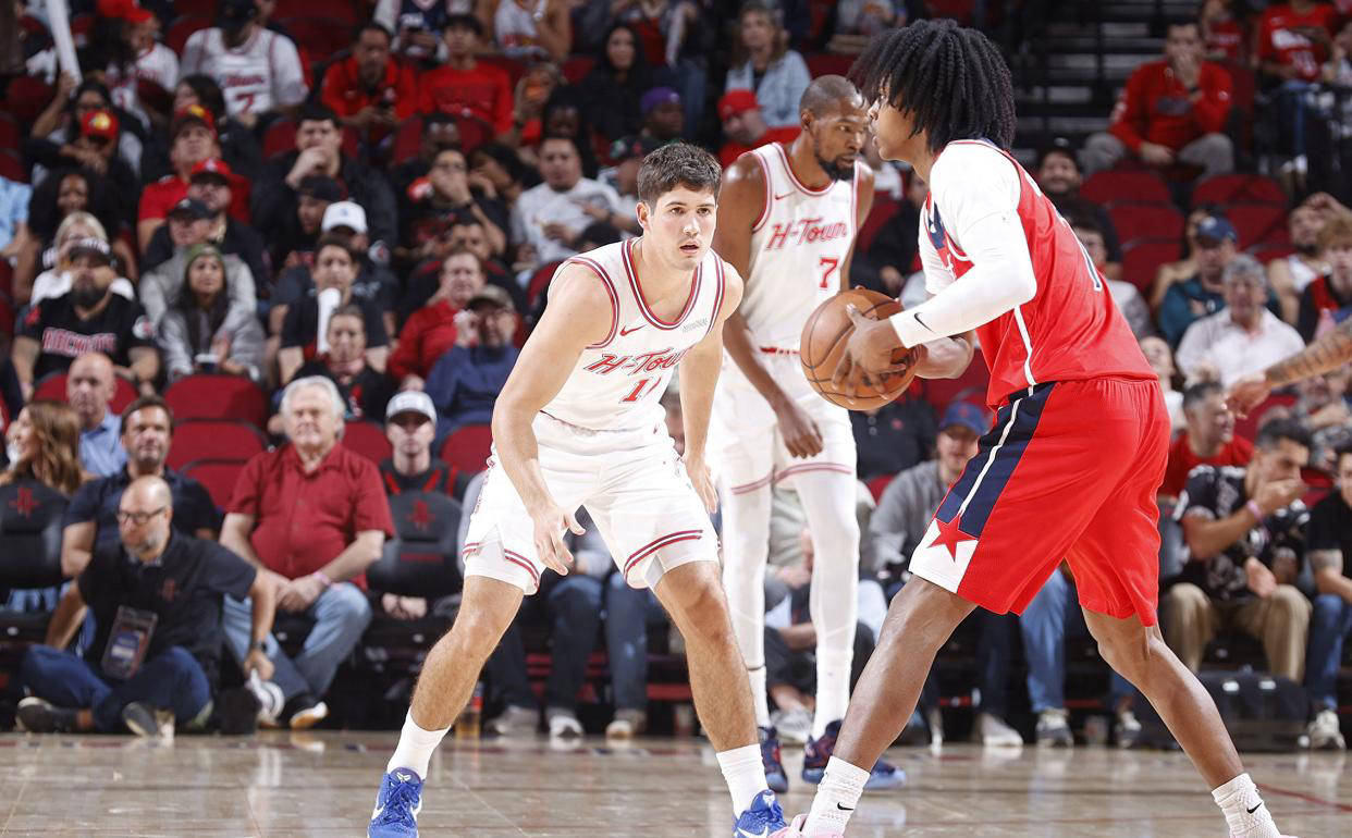 进攻表现不错！朱松玮半场8中5&三分2中1拿到11分4篮板（火力全开！朱松玮半场8投5中、三分2投1中拿下11分4篮板）