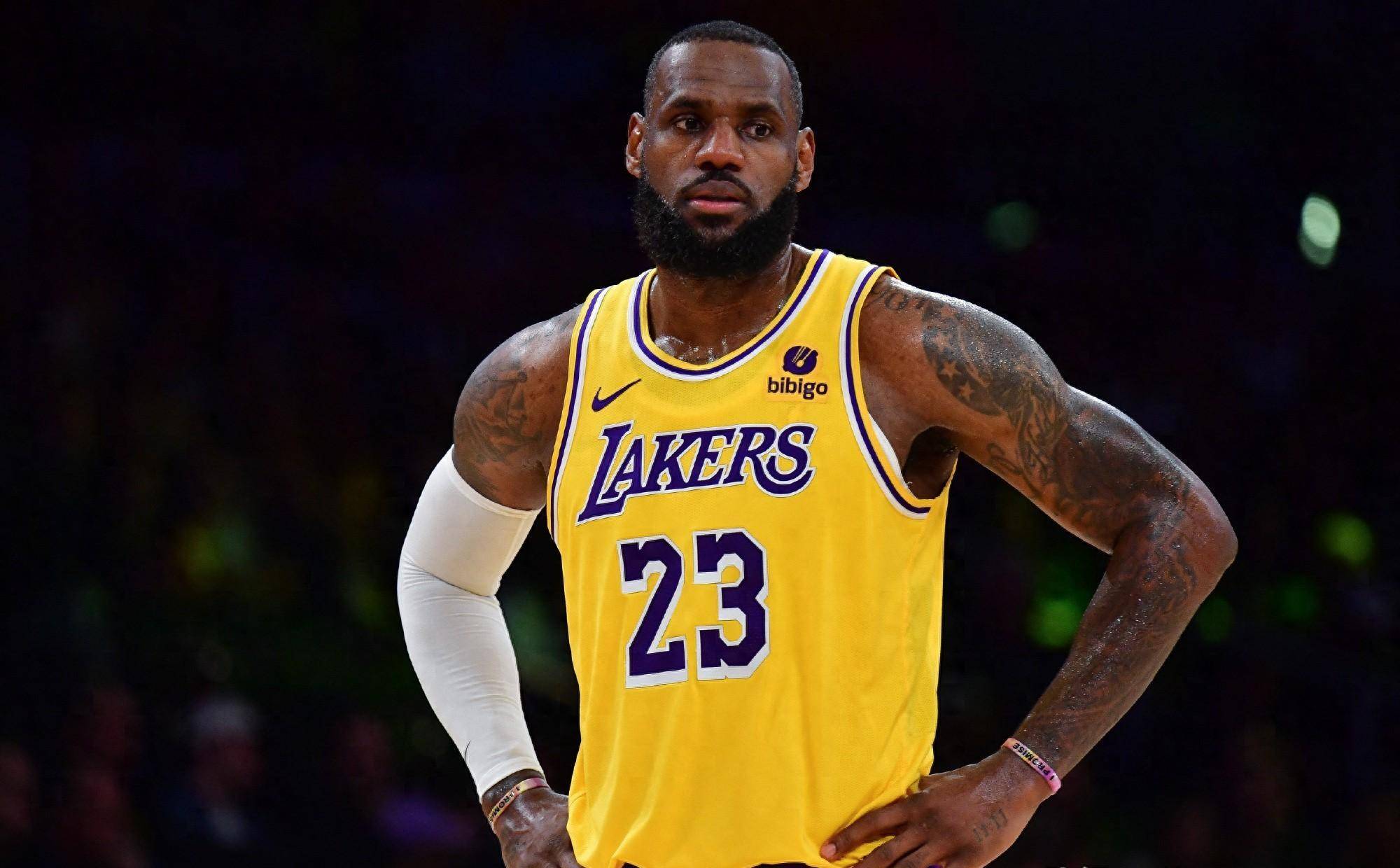 状态全无！浓眉半场4中0贡献0分3板2助，罚球2中0（手感冰冷！浓眉半场4投全失仅0分3板2助，两罚全失）