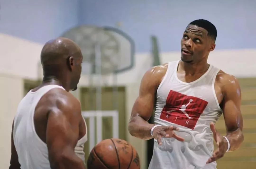 足球国足门将扑出关键点球，助球队惊险取胜（国足门将神扑关键点球，助球队险胜告捷）