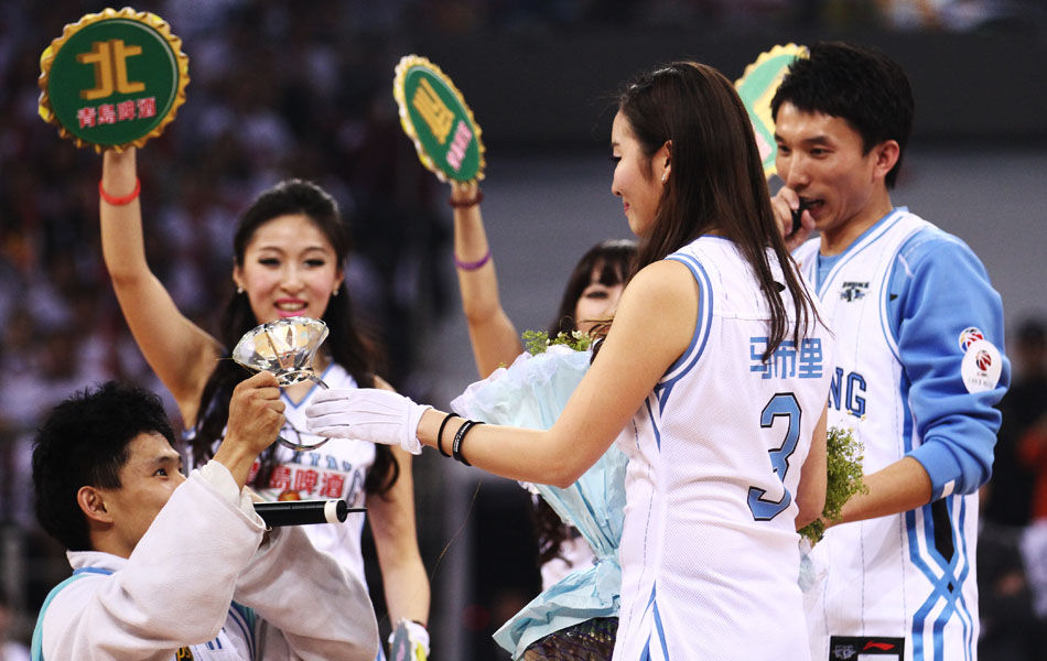 东契奇公开致信里夫斯：你任何事都赢不了我 恭喜你成为我的头号迷弟（东契奇公开信怼里夫斯：任何事你都比不过我，恭喜成为我的头号迷弟）