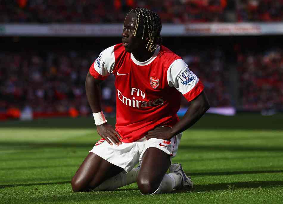 广东男篮防守稳固力克上海（广东男篮凭坚实防守击败上海队）