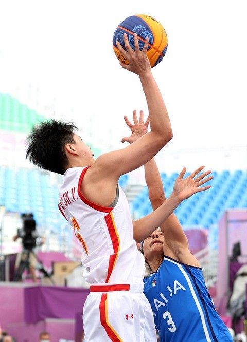 都体：佛罗伦萨球迷说DV9是“吉普赛人”，俱乐部被罚款2万欧（都体：佛罗伦萨球迷辱称DV9为“吉普赛人”，俱乐部遭罚2万欧）