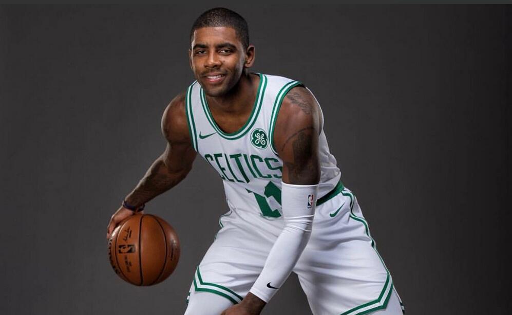 中后卫精准补防，挽救球队险境（中后卫及时补防，化解球队危机）