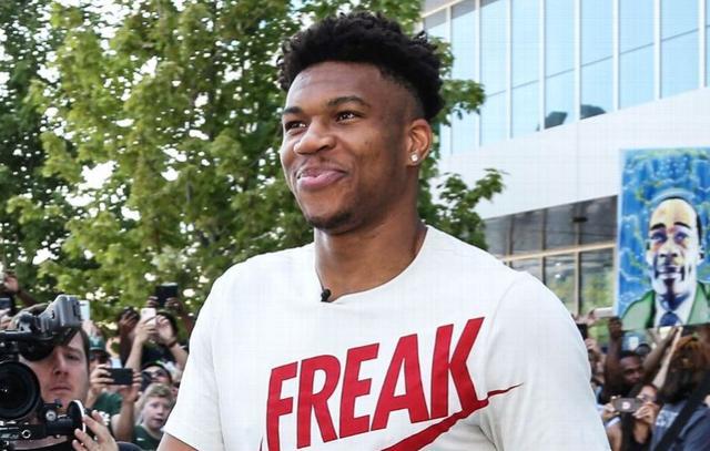 降维打击！麦基19投13中怒砍30分10篮板2盖帽（统治内线！麦基19投13中轰下30分10篮板2封盖）