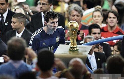 卡佩罗：斯帕莱蒂不能执着于某些固定阵型，他要学会灵活变通（卡佩罗：斯帕莱蒂别死守阵型，应学会灵活调整）