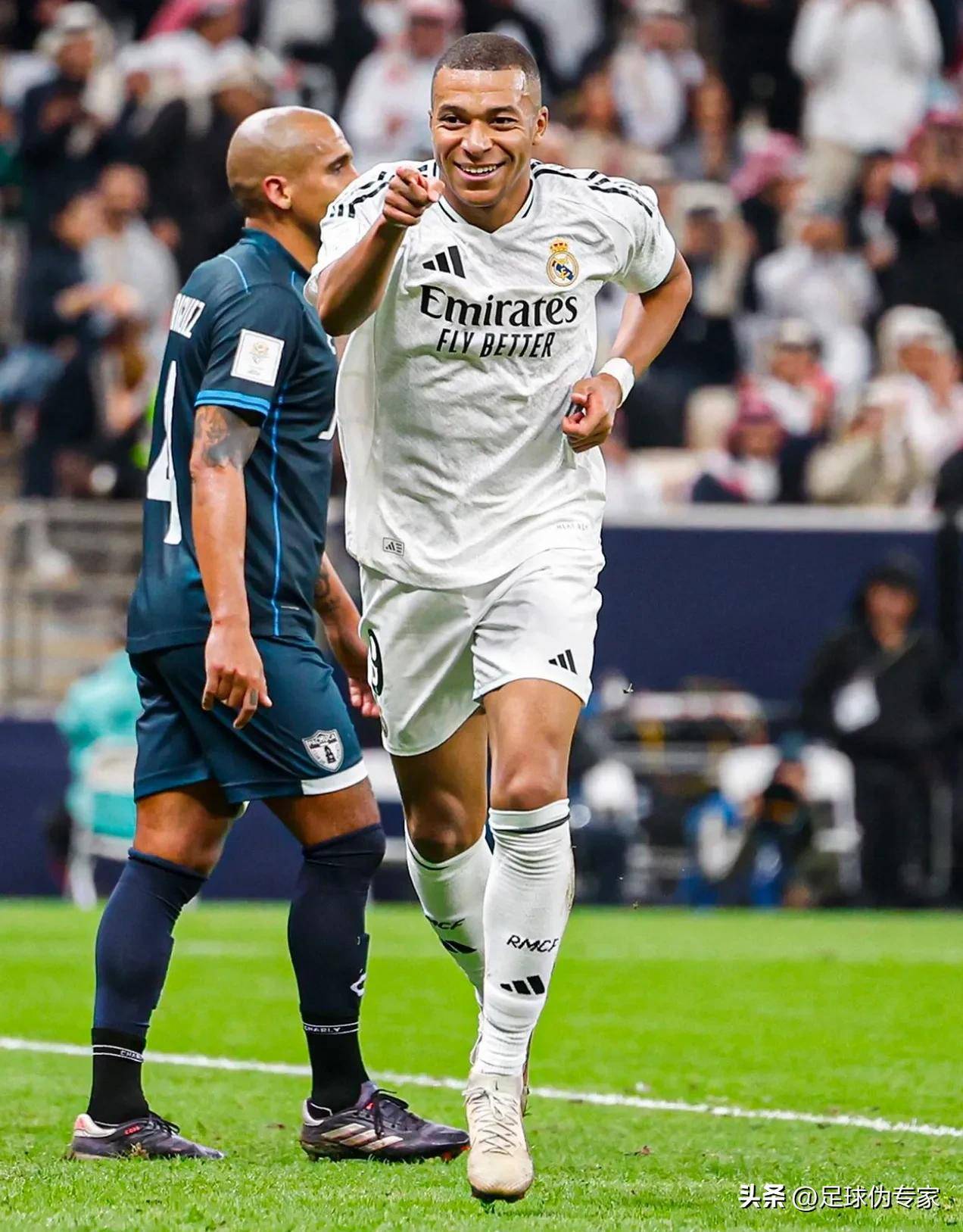 官方：沃尔夫斯堡买断里昂20岁后卫昆贝迪，双方签约至2029年（官宣：沃尔夫斯堡完成从里昂买断20岁后卫昆贝迪，合约至2029年）