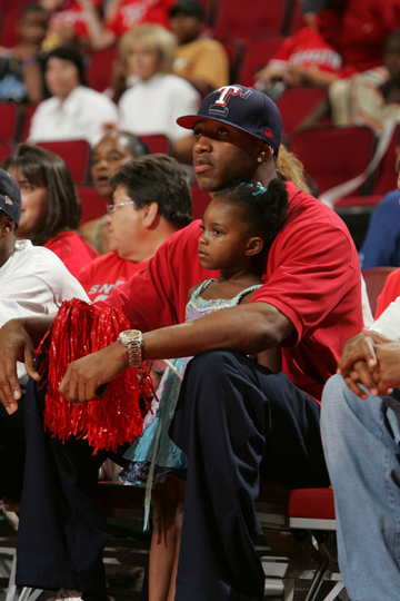 U17世界杯法国vs哥伦比亚现大规模群殴，球员家长均参与其中（U17世界杯法国对阵哥伦比亚爆发大规模冲突，球员与家长均卷入）