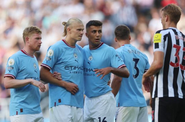 浓眉腹股沟紧张退出圣诞大战，独行侠谨慎处理（浓眉因腹股沟不适无缘圣诞大战，独行侠谨慎应对）