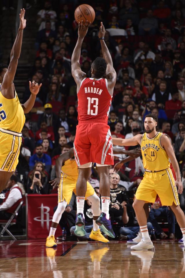 川超凉山队球员飞踹主裁，律师：或面临拘留、罚款和长期禁赛（川超凉山队球员怒踹主裁判，律师称或面临拘留、罚款及长期禁赛）