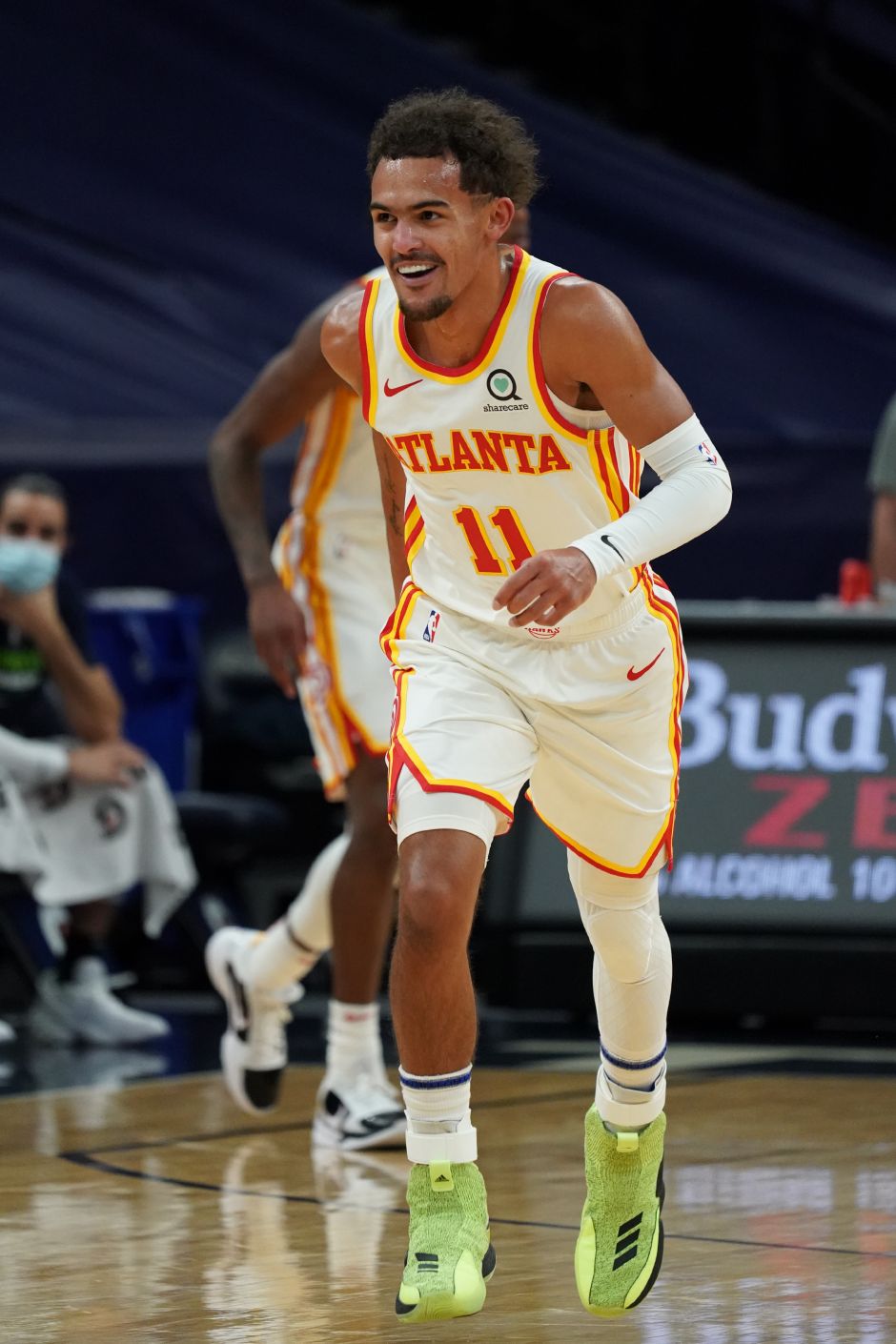 WNBL爆砍28分13板4帽！韩旭发博晒照：嗯哼 小小嘚瑟一下战绩（韩旭WNBL轰下28分13板4帽，社媒晒照打趣：嗯哼，小小得瑟一下战绩）