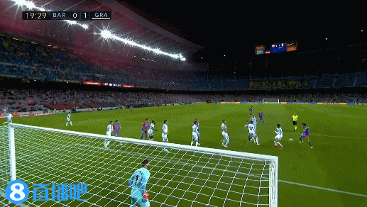 回归成疑！豪泽被绊了一下 一瘸一拐坚持不住&返回更衣室（复出堪忧！豪泽遭绊脚后一瘸一拐难以坚持，提前返回更衣室）