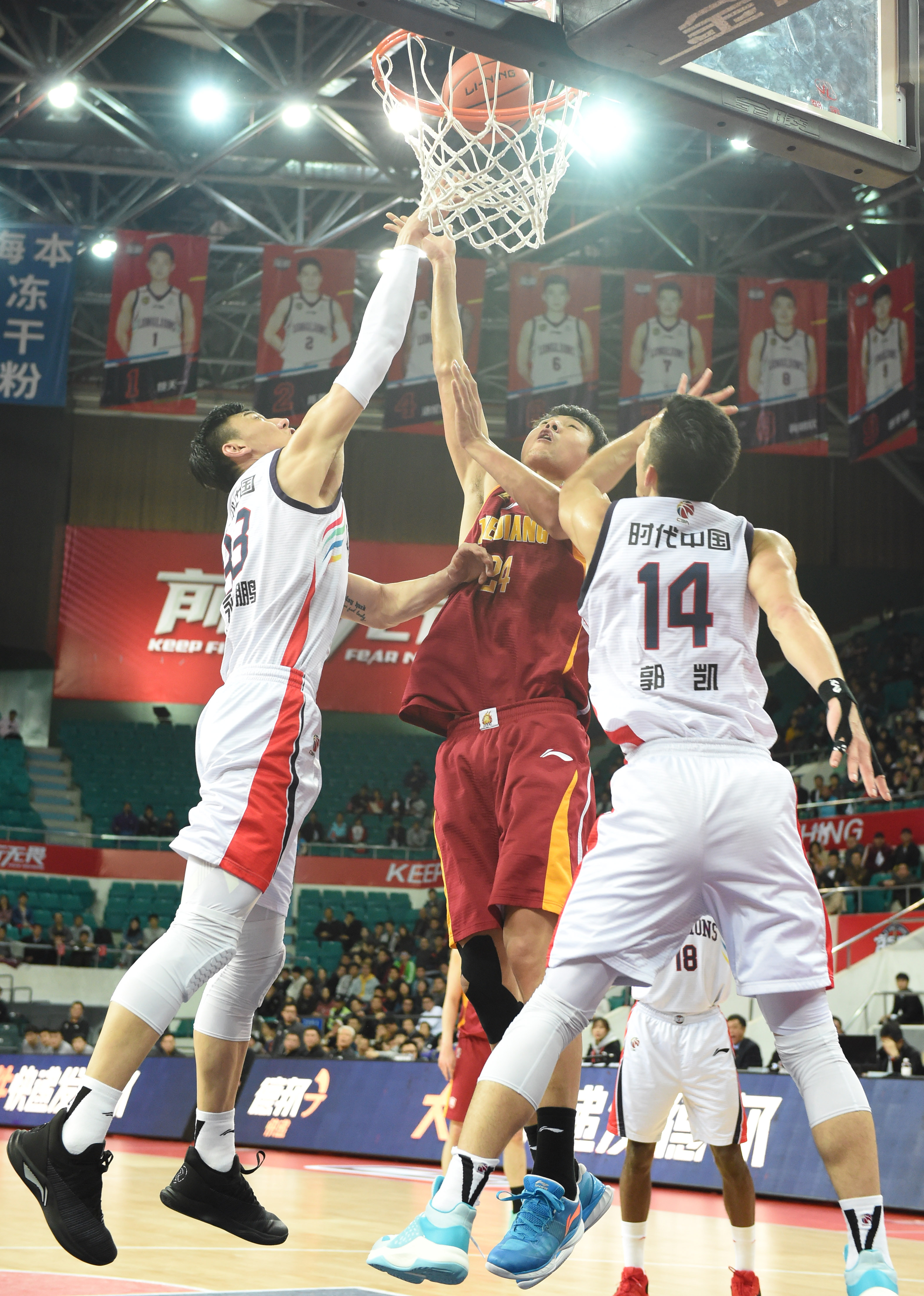 欧冠战报：瑟洛特传射，小蜘蛛破门，马竞3-2险胜埃因霍温（欧冠赛报：瑟洛特一传一射，小蜘蛛建功，马竞3-2击退埃因霍温）