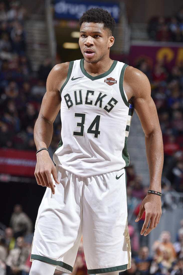 科沃德在30分钟内打出23分14板5助&历史第二位新秀（科沃德30分钟高效砍下23分14板5助，成史上第二位达成此数据的新秀）