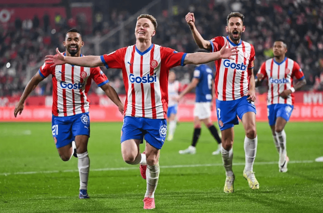 这就是超巨！爱德华兹1.1秒迎着穆雷高难三分后仰命中绝平进加时（超巨本色！爱德华兹1.1秒迎着穆雷高难后仰三分命中读秒扳平拖入加时）