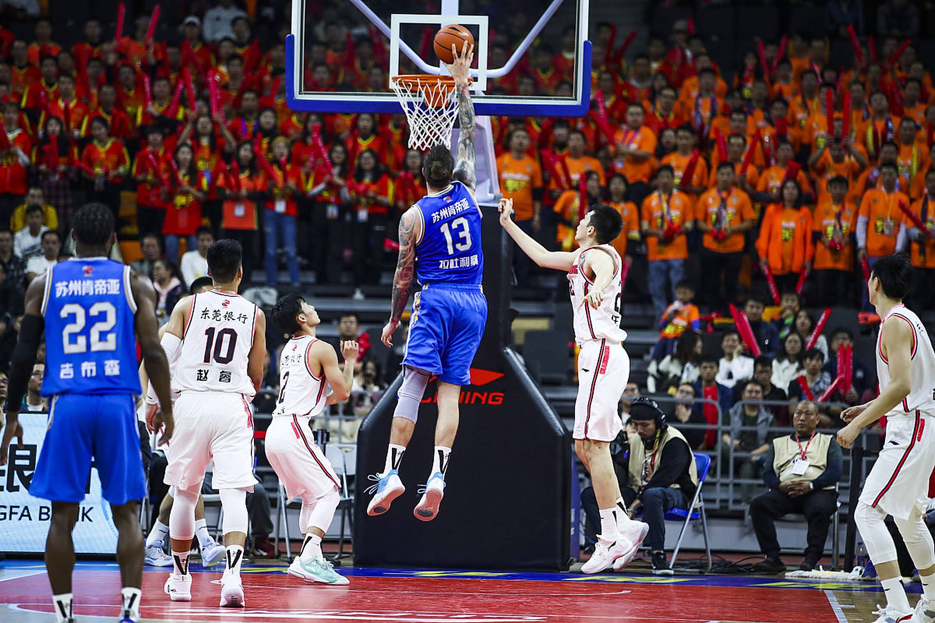 艾顿是自拜纳姆以来首位命中率超90%得到20+10的湖人球员（艾顿创纪录，成为继拜纳姆之后湖人首位命中率超90%拿下20+10的球员）