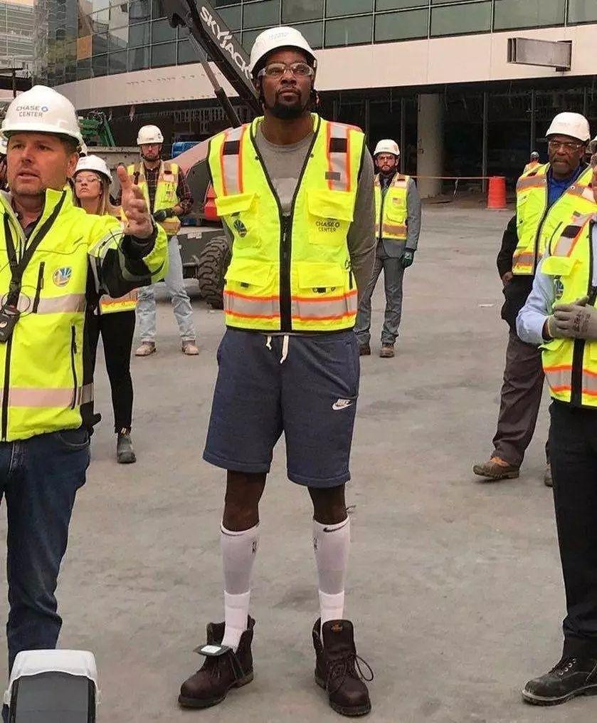 TA：曼联有B费1年选择续约条款，沙特、欧洲一些俱乐部关注他（英媒：曼联握有B费一年续约选项，沙特及多家欧洲俱乐部关注）