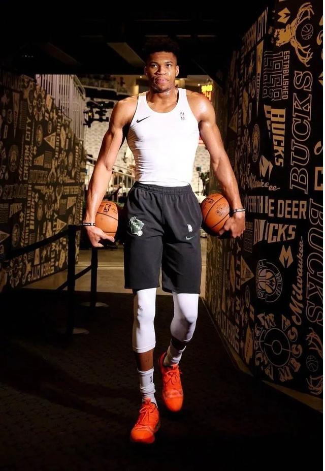 克莱顿替补6中5轰12分，爵士半场唯一上双球员（爵士半场仅克莱顿得分上双：替补出战6投5中砍下12分）