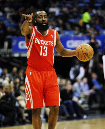 汪涵陪儿子马术竞赛！嚼槟榔超享受，夫妻交替带娃成热议焦点（汪涵现身儿子马术赛场，嚼槟榔显惬意，夫妻轮流带娃引热议）