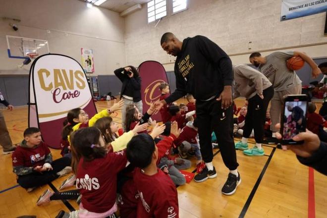 进攻效率稳定，防守能力出色，灰熊侧翼新星正在不断取得提升？（进攻端稳健、防守端亮眼，灰熊侧翼小将正持续进步？）