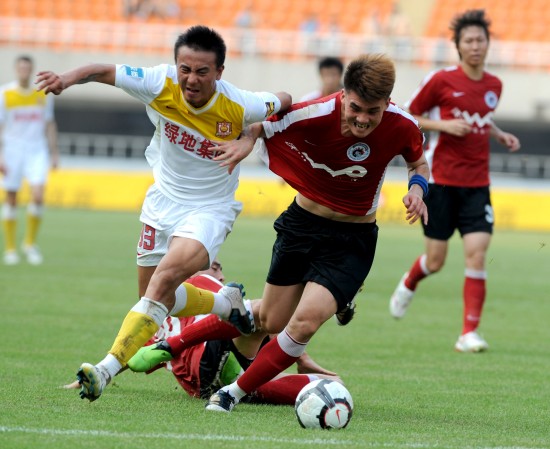 范晓冬：亚泰不破不立需要重建，最适合的人选是杜震宇（范晓冬认为亚泰需重建，杜震宇是最合适的主帅人选）