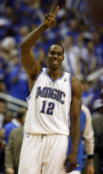 惊天争议！西班牙人1-0巴列卡诺，裁判两红牌+点球引爆全场！（判罚风暴来袭！西班牙人1-0巴列卡诺，两红牌加点球点燃全场争议）