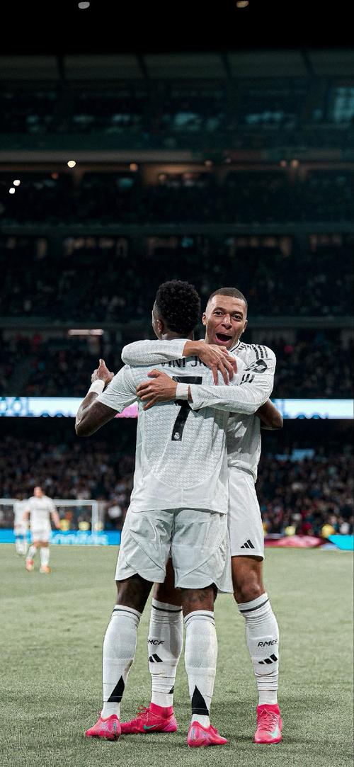 利兹联在英超第14轮主场3-1战胜切尔西，田中碧首球+勒温破门，结束连败并跳出降级区。（英超第14轮：利兹联主场3-1击败切尔西，田中碧收获首球、勒温破门，止连败并逃离降级区）