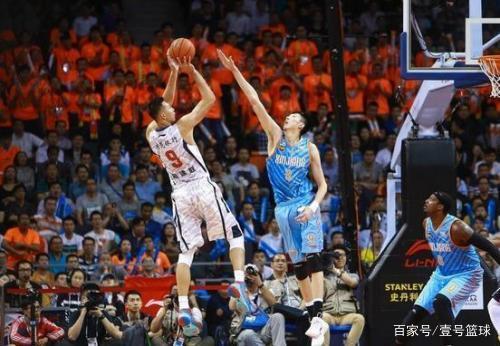 你故意的吧？范戴克防守传中时高举右手导致手球送点（被质疑故意？范戴克防守传中高举右手导致手球判点）