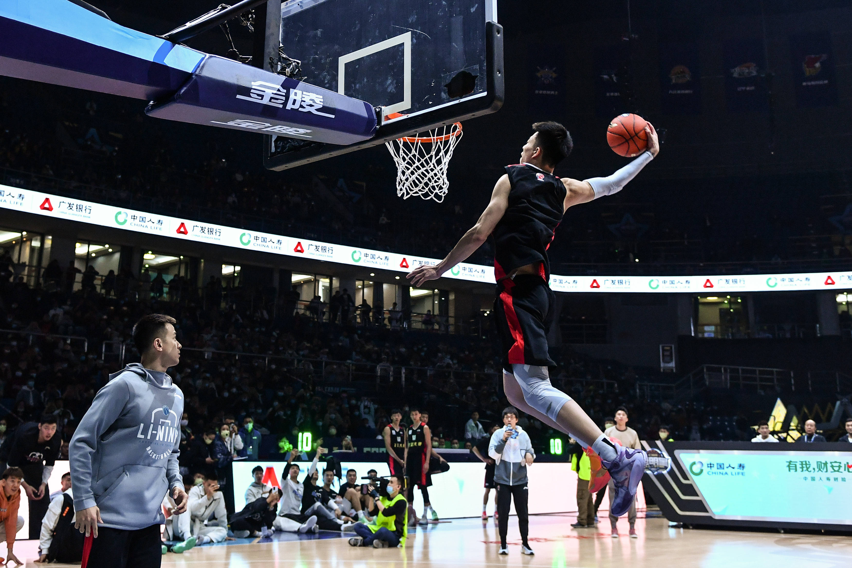 开香槟！中国女排3-1战胜日本豪取3连胜！赵勇变阵封神（中国女排3-1击败日本豪取三连胜，赵勇临场变阵立奇功）