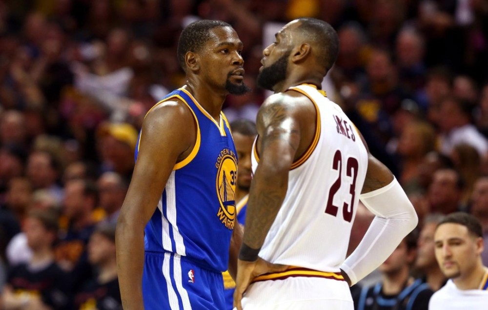 足坛年终大战淘汰赛实时赛况：安东尼微弱优势领先贝林厄姆（年终足坛淘汰赛即时战况：安东尼小幅领先贝林厄姆）